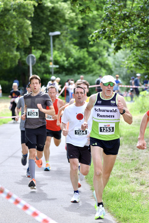 Gruppe von Läufern beim Stadtlauf Waiblingenmit Bäumen im Hintergrund