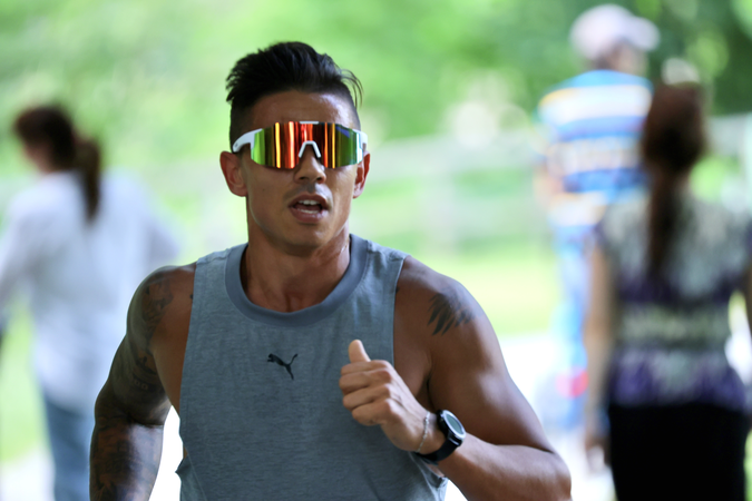 Läufer mit Sonnenbrille beim Stadtlauf Waiblingen