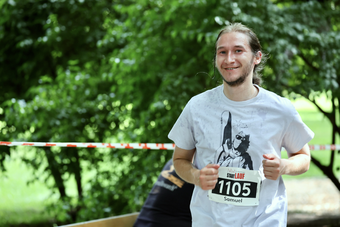 Nahaufnahme eines Läufers im Grünen beim Stadtlauf Waiblingen