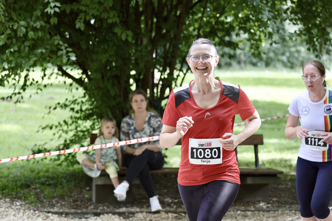 Nahaufnahme einer Läuferin im Grünen beim Stadtlauf Waiblingen