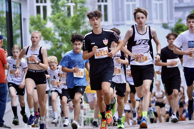 Gruppe von jugendlichen Läufern beim Stadtlauf Waiblingen
