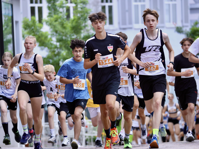 Gruppe von jugendlichen Läufern beim Stadtlauf Waiblingen
