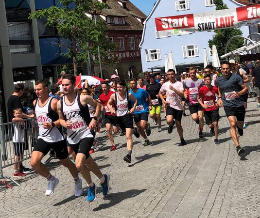 Gruppe von Läufern kurz nach dem Start beim Waiblinger Stadtlauf