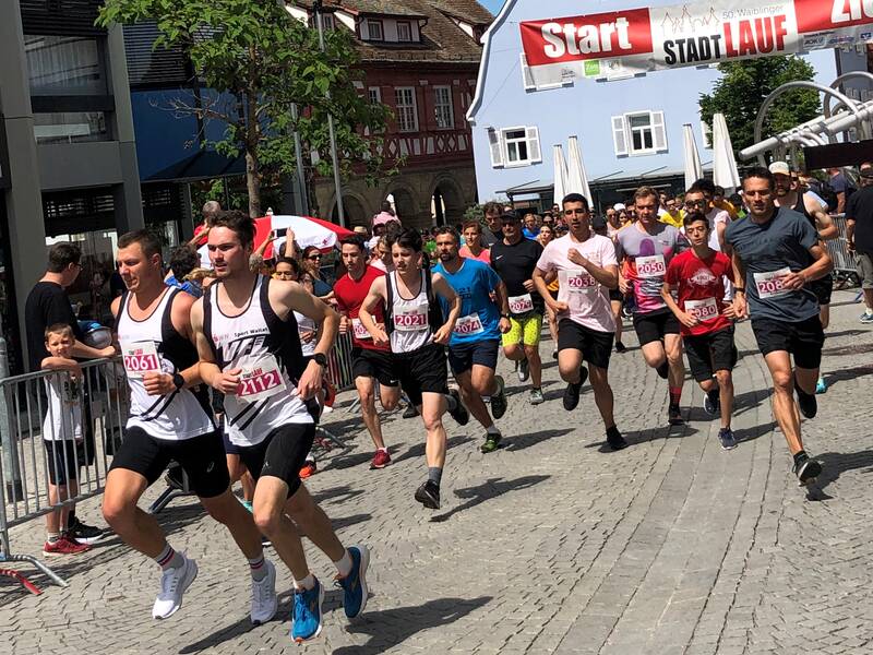 Gruppe von Läufern kurz nach dem Start beim Waiblinger Stadtlauf